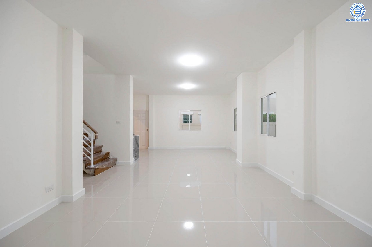 บ้านมือสองตกแต่งใหม่ โครงการ แลนซิโอ วงแหวน-ปิ่นเกล้า เนื้อที่ 37.3 ตร.ว. พื้นที่ใช้สอย 109.33 ตร.ม. พร้อมฟังก์ชัน 3 ห้องนอน 2 ห้องน้ำ จอดรถได้ 1 คัน บนทำเลเดินทางสะดวก ใกล้ถนนกาญจนาภิเษก เข้า-ออกได้หลายเส้นทาง ใกล้จุดขึ้นทางด่วน "ศรีรัช" และรถไฟฟ้าสายสีม่วง "สถานีสามแยกบางใหญ่"